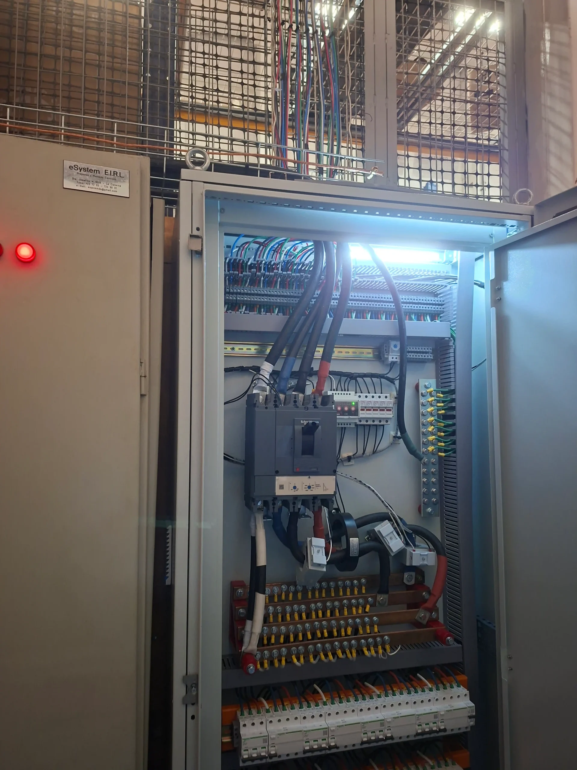 Vista de frente de un tablero eléctrico abierto con una configuración de cableado profesional