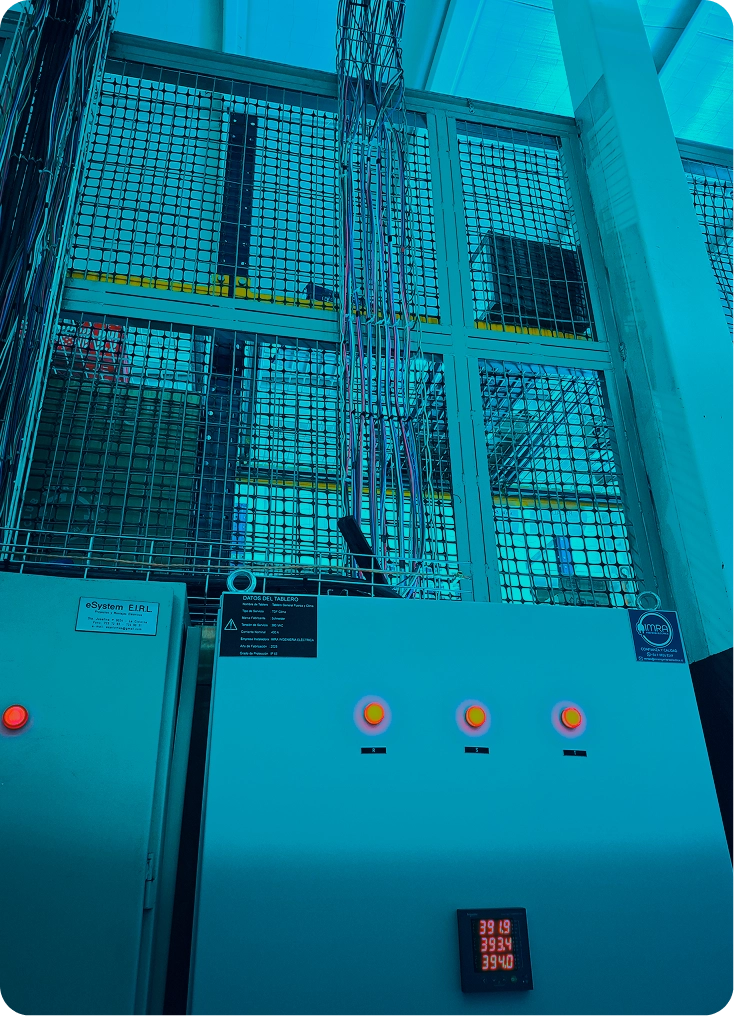 vista de un tablero eléctrico cerrado, en una fábrica