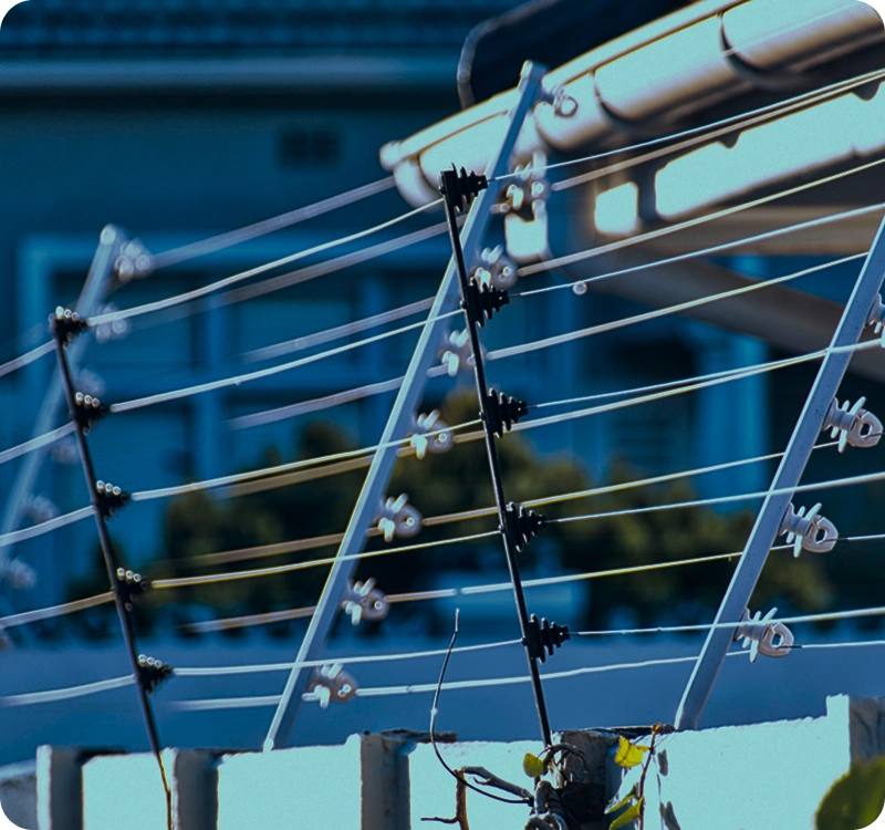 Vista de frente de un tablero eléctrico abierto con una configuración de cableado profesional