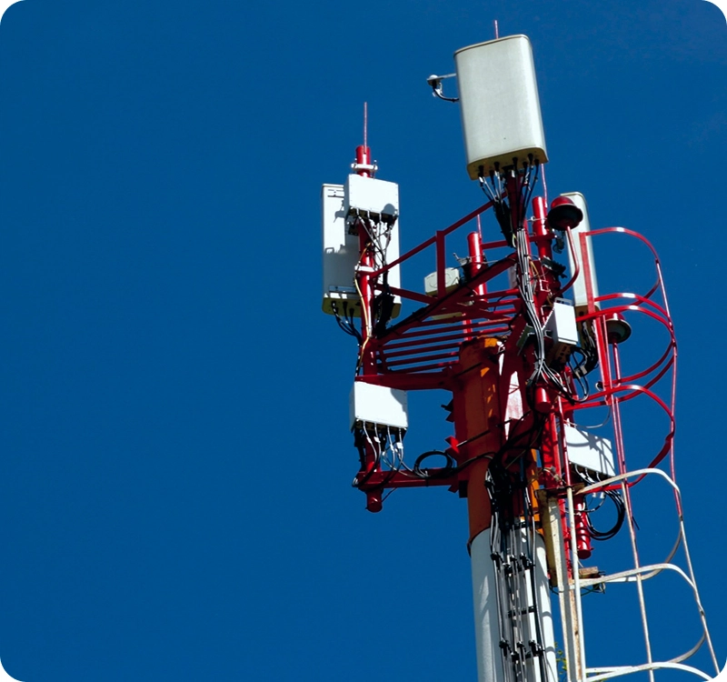 Vista de frente de un tablero eléctrico abierto con una configuración de cableado profesional