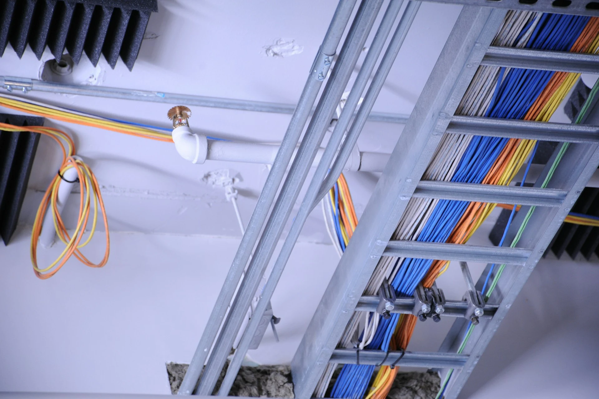 Vista de frente de un tablero eléctrico abierto con una configuración de cableado profesional